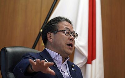 Le ministre japonais du Commerce  Hiroshige Seko lors d'une interview accordée à l'AP dans ses bureaux de Tokyo, le 23 août 2018 (Crédit : AP Photo/Eugene Hoshiko)