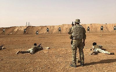 Les membres du groupe d'opposition syrien Maghawir al-Thawra reçoivent un entraînement aux armes des soldats des forces spéciales américaines à la base militaire al-Tanf en Syrie, le 22 octobre 2018 (Crédit : AP/Lolita Baldor)