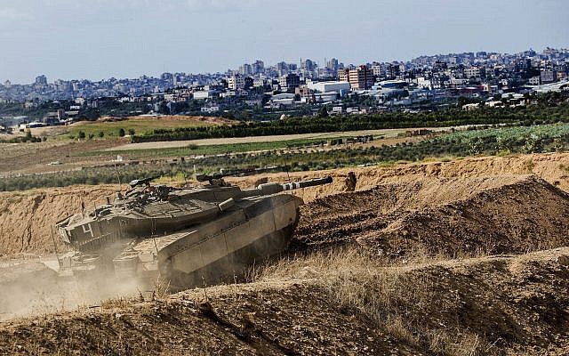 Un tank israélien prend position sur la frontière avec la bande de Gaza, le 27 octobre 2018 (Crédit : AP/Tsafrir Abayov) Un tank israélien prend position sur la frontière avec la bande de Gaza, le 27 octobre 2018 (Crédit : AP/Tsafrir Abayov)