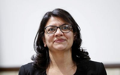 Rashida Tlaib, représentante démocrate du 13e district du Congrès du Michigan, assiste à un rassemblement à Dearborn, dans le Michigan, le 26 octobre 2018. (AP Photo/Paul Sancya)