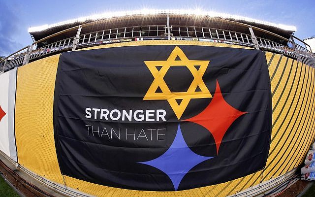 Une bannière "Stronger Than Hate" [Plus fort que la haine] est déployée sur la ligne de touche avant un match de football de la NFL entre les Pittsburgh Steelers et les Carolina Panthers, le jeudi 8 novembre 2018, au Heinz Field à Pittsburgh. (AP/Gène J. Puskar)