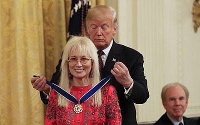 Le président américain Donald Trump remet la Médaille présidentielle de la liberté à Miriam Adelson lors d'une cérémonie dans la salle Est de la Maison Blanche, à Washington, le 16 novembre 2018. (AP Photo/Manuel Balce Ceneta)