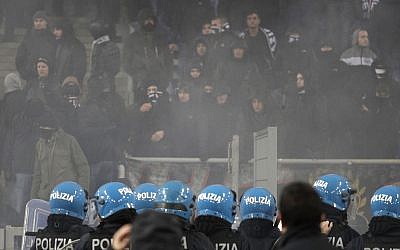 Des débordements à Rome le mois dernier avant le match de la Lazio en Europa League contre le club allemand de l'Eintracht Francfort. (Crédit : AP Photo/Gregorio Borgia)