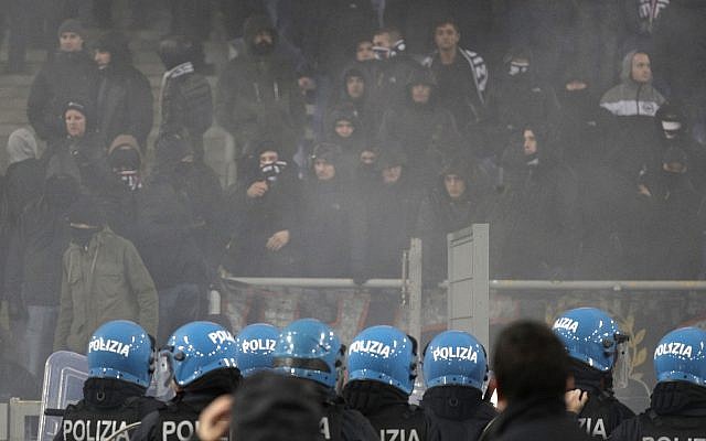 Des débordements à Rome le mois dernier avant le match de la Lazio en Europa League contre le club allemand de l'Eintracht Francfort. (Crédit : AP Photo/Gregorio Borgia) Des débordements à Rome le mois dernier avant le match de la Lazio en Europa League contre le club allemand de l'Eintracht Francfort. (Crédit : AP Photo/Gregorio Borgia)