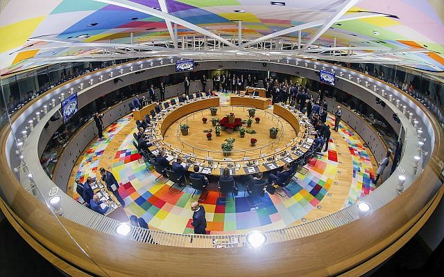 Les chefs de l'Union européenne lors d'une table ronde à un sommet de l'UE à Bruxelles, le 14 décembre 2018 (Crédit : Stephanie Lecocq, Pool Photo via AP)