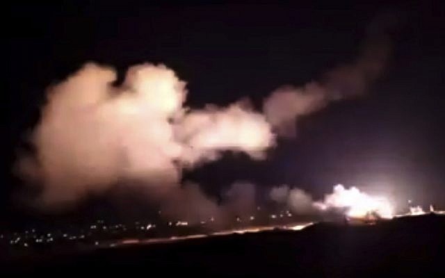 Image d'une vidéo fournie par l'agence syrienne SANA montrant des missiles dans le ciel au-dessus de Damas, en Syrie, le 25 décembre 2018 (Crédit : SANA via AP)