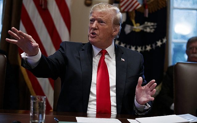 Le président américain Donald Trump s'exprime lors d'une réunion du cabinet à la Maison Blanche, le 2 janvier 2019, à Washington. (Evan Vucci/AP) Le président américain Donald Trump s'exprime lors d'une réunion du cabinet à la Maison Blanche, le 2 janvier 2019, à Washington. (Evan Vucci/AP)