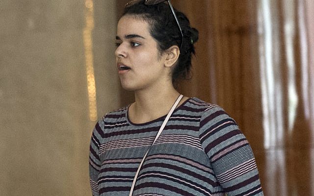 Rahaf Mohammed al-Qunun à Bangkok, le 11 janvir 2019. (Crédit : AP Photo/Sakchai Lalit) Rahaf Mohammed al-Qunun à Bangkok, le 11 janvir 2019. (Crédit : AP Photo/Sakchai Lalit)