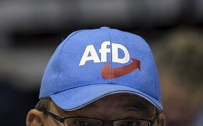 Une casquette aux couleurs du parti d'extrême-droite allemande Alternative for Germany, AfD, (Crédit : Monika Skolimowska/dpa via AP, file)