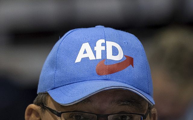 Une casquette aux couleurs du parti d'extrême-droite allemande Alternative for Germany, AfD, (Crédit : Monika Skolimowska/dpa via AP, file)
