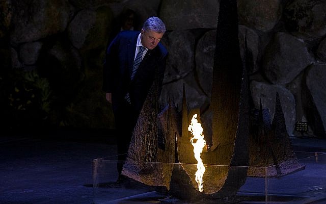 Le président ukrainien Petro Poroshenko ravive la flamme éternelle dans la Salle du souvenir au mémorial de la Shoah de Yad Vashem à Jérusalem, le 21 janvier 2019 (Crédit : AP Photo/Tsafrir Abayov) Le président ukrainien Petro Poroshenko ravive la flamme éternelle dans la Salle du souvenir au mémorial de la Shoah de Yad Vashem à Jérusalem, le 21 janvier 2019 (Crédit : AP Photo/Tsafrir Abayov)