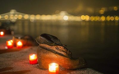 Des bougies brûlent devant les chaussures en fonte du Mémorial de la Shoah sur le quai du Danube, pendant la Journée internationale de commémoration de la Shoah à Budapest, Hongrie, le mercredi 27 janvier 2016 (Balazs Mohai/MTI via AP) Des bougies brûlent devant les chaussures en fonte du Mémorial de la Shoah sur le quai du Danube, pendant la Journée internationale de commémoration de la Shoah à Budapest, Hongrie, le mercredi 27 janvier 2016 (Balazs Mohai/MTI via AP)