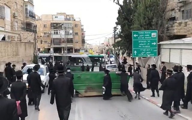 Capture d'écran d'une vidéo montrant des manifestants ultra-orthodoxes protestant à Jérusalem contre l'autopsie programmée d'un bébé, le 2 janvier 2019. (YouTube) Capture d'écran d'une vidéo montrant des manifestants ultra-orthodoxes protestant à Jérusalem contre l'autopsie programmée d'un bébé, le 2 janvier 2019. (YouTube)