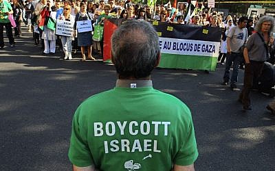 Des manifestants scandent des slogans lors d'un rassemblement à Paris, France, le 3 juin 2010, alors qu'ils manifestent contre le raid israélien sur un navire d'aide humanitaire à destination de Gaza ; un homme au premier plan porte un t-shirt qui appelle au boycott d'Israël. (Jacques Brinon/ AP)