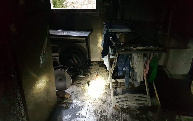 Les dégâts causés par un incendie meurtrier dans un immeuble de Bat Yam, le 15 janvier 2019 (Crédit : Service des incendies et des secours israélien)