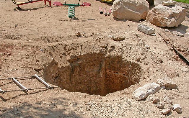 Une citerne de l'ère byzantine trouvée sous un terrain de jeu du quartier de Katamon à Jérusalem, photographiée en 2005 (Crédit : Ofer Cohen, autorisation IAA) Une citerne de l'ère byzantine trouvée sous un terrain de jeu du quartier de Katamon à Jérusalem, photographiée en 2005 (Crédit : Ofer Cohen, autorisation IAA)
