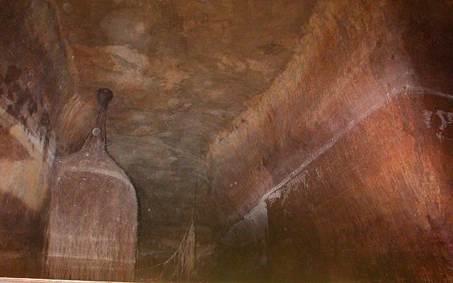 La citerne de l'ère byzantine trouvée sous un terrain de jeu du quartier de Katamon à Jérusalem, photographiée en 2005 (Crédit : Ofer Cohen, autorisation IAA) La citerne de l'ère byzantine trouvée sous un terrain de jeu du quartier de Katamon à Jérusalem, photographiée en 2005 (Crédit : Ofer Cohen, autorisation IAA)