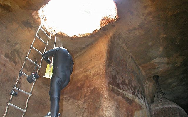 Image d'un plongeur dans une citerne de l'ère byzantine, trouvée sous un terrain de jeu du quartier de Katamon à Jérusalem, photographiée en 2005 (Crédit : Ofer Cohen, autorisation IAA) Image d'un plongeur dans une citerne de l'ère byzantine, trouvée sous un terrain de jeu du quartier de Katamon à Jérusalem, photographiée en 2005 (Crédit : Ofer Cohen, autorisation IAA)