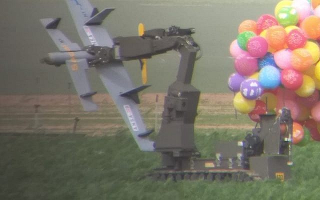 Un robot de déminage de la police éloigne un dispositif en forme de drone, transporté par des dizaines de ballons à l'hélium depuis la bande de Gaza, qui a atterri dans un champ de carottes dans le sud d'Israël le 6 janvier 2019. (Police israélienne) Un robot de déminage de la police éloigne un dispositif en forme de drone, transporté par des dizaines de ballons à l'hélium depuis la bande de Gaza, qui a atterri dans un champ de carottes dans le sud d'Israël le 6 janvier 2019. (Police israélienne)