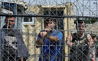 Des détenus sécuritaires palestiniens dans la prison d'Ofer au nord de Jérusalem, le 20 août 2008. (Moshe Shai/Flash90)