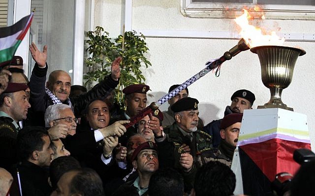 Le président de l'Autorité palestinienne, Mahmoud Abbas, allume une torche commémorative à Ramallah le mardi 1er janvier 2018. (Crédit photo : Hadas Parush/Flash90)