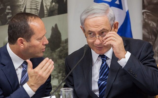 Le Premier ministre Benjamin Netanyahu (à droite) avec Nir Barkat, alors maire de Jérusalem, à Jérusalem, le 28 mai 2014. (Emil Salman/POOL/Flash90)