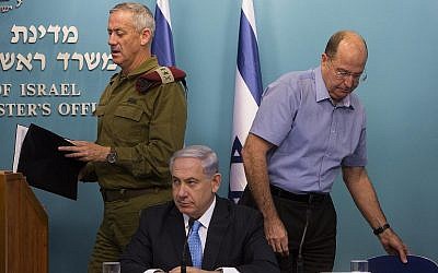 Le Premier ministre Benjamin Netanyahu, au centre, le ministre de la Défense Moshe Yaalon, à droite, et le chef d'Etat-major de l'époque, Benny Gantz, à gauche, lors d'une conférence de presse au bureau du Premier ministre de Jérusalem, le 27 août 2014 (Crédit :Yonatan Sindel/Flash90)