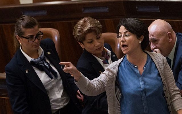 La députée Hanin Zoabi est escortée vers la sortie de la salle dans laquelle se tient une séance plénière par des gardes de sécurité à la Knesset, le 17 juin 2015 (Crédit : Miriam Alster/Flash90) La députée Hanin Zoabi est escortée vers la sortie de la salle dans laquelle se tient une séance plénière par des gardes de sécurité à la Knesset, le 17 juin 2015 (Crédit : Miriam Alster/Flash90)