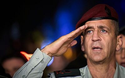 Le chef d'Etat-major de l'armée, le général de division Aviv Kochavi, salue pendant une cérémonie sur la base Hakirya à Tel Aviv, le 3 novembre 2016 (Crédit :  Flash90)