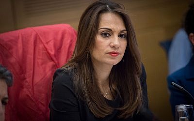 La députée Yifat Shasha-Biton préside une réunion de la commission des Droits des enfants à la Knesset, le 10 janvier 2017 (Crédit : Miriam Alster/FLASH90)