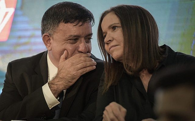 Le chef du parti travailliste Avi Gabbay et la députée Shelly Yachimovich lors d'une conférence du Parti travailliste à Tel Aviv, le 14 septembre 2017. (Crédit : Flash90)