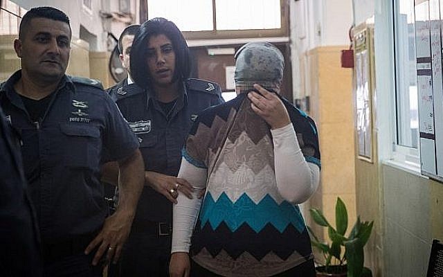 Une femme ultra-orthodoxe de Jérusalem arrive au tribunal, accusée d'avoir administré de l'insuline à son enfant sain, le 28 juillet 2018. (Crédit ; Yonatan Sindel/Flash90) Une femme ultra-orthodoxe de Jérusalem arrive au tribunal, accusée d'avoir administré de l'insuline à son enfant sain, le 28 juillet 2018. (Crédit ; Yonatan Sindel/Flash90)