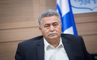 Le député Amir Peretz assiste à une réunion de la Commission de la défense et des affaires étrangères à la Knesset, le 22 octobre 2018. (Miriam Alster/Flash90) Le député Amir Peretz assiste à une réunion de la Commission de la défense et des affaires étrangères à la Knesset, le 22 octobre 2018. (Miriam Alster/Flash90)