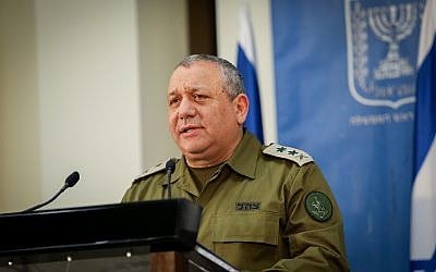 Le chef d'état-major de Tsahal Gadi Eizenkot lors d'une conférence de presse avec le Premier ministre Benjamin Netanyahu au siège du ministère de la Défense à Tel Aviv, le 4 décembre 2018. (Noam Revkin Fenton/Flash90)