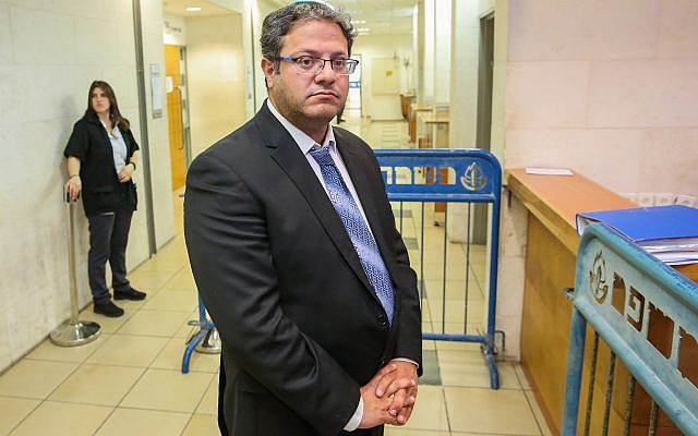 Itamar Ben Gvir avant une audience à Rishon Lezion, sur l'affaire des jeunes juifs suspectés dans une grande enquête de sécurité dont les détails sont sous embargo, le 31 décembre 2018. (Crédit : Flash90)