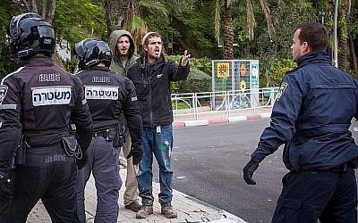 Des activistes de droite affrontent la police aux abords du tribunal de Rishon Lezion pendant une audience consacrée à de jeunes suspects Juifs impliqués dans le meurtre d'une Palestinienne, le 31 décembre 2018 (Crédit : Flash90)