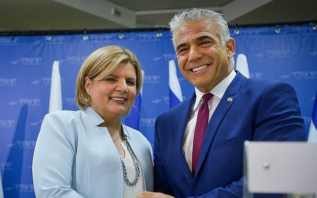 Le président de Yesh Atid, Yair Lapid (à droite), avec sa nouvelle membre du parti, Orna Barbivai, première femme à avoir été nommée au poste de Général de division de Tsahal, 1er janvier 2019. (Yossi Zeliger/Flash90)