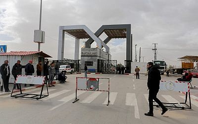 Les forces de sécurité palestiniennes loyales au Hamas montent la garde au poste frontière de Rafah, dans le sud de la bande de Gaza, le 8 janvier 2019. (Abed Rahim Khatib/Flash90) Les forces de sécurité palestiniennes loyales au Hamas montent la garde au poste frontière de Rafah, dans le sud de la bande de Gaza, le 8 janvier 2019. (Abed Rahim Khatib/Flash90)