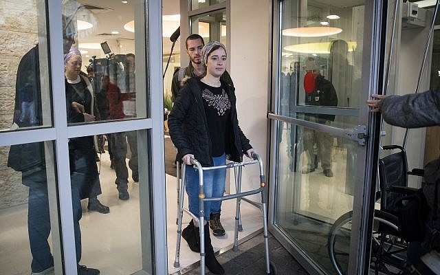 Shira Ish Ran, blessée dans une attaque terroriste le mois dernier, près de l'implantation d'Ofra quitte l'hôpital Shaare Zedek le 9 janvier 2019. A sa gauche, son mari Amichai, également touché dans l'attaque. (Hadas Parush/Flash90) Shira Ish Ran, blessée dans une attaque terroriste le mois dernier, près de l'implantation d'Ofra quitte l'hôpital Shaare Zedek le 9 janvier 2019. A sa gauche, son mari Amichai, également touché dans l'attaque. (Hadas Parush/Flash90)