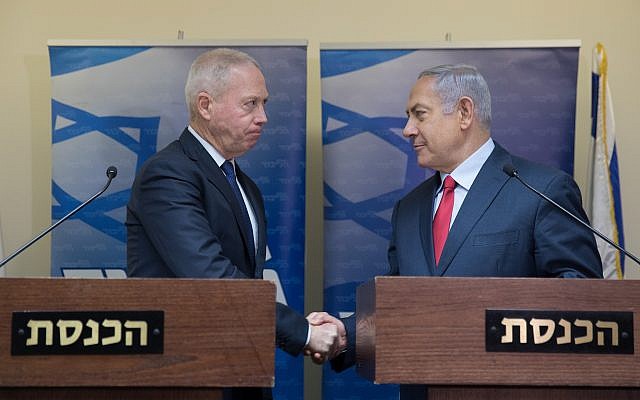 Le Premier ministre Benjamin Netanyahu et le ministre de l'Immigration Yoav Gallant, à la Knesset le 9 janvier 2018. (Crédit : Noam Revkin Fenton/Flash90)