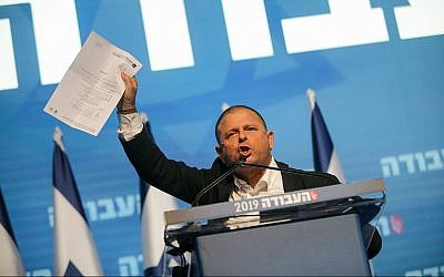 Le député travailliste Eitan Cabel lors d'une conférence à Tel Aviv de lancement de la campagne électorale de la formation, le 10 juillet 2019 (Crédit : Hadas Parush/Flash90)