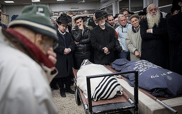 Les amis, voisins et proches de Yehuda and Tamar Kaduri, au cimetière Har Hamenuchot de Jérusalem, le 14 janvier 2019 (Crédit : Noam Revkin Fenton/Flash90) Les amis, voisins et proches de Yehuda and Tamar Kaduri, au cimetière Har Hamenuchot de Jérusalem, le 14 janvier 2019 (Crédit : Noam Revkin Fenton/Flash90)