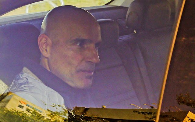L'ancien avocat Efi Nave, soupçonné de corruption sexuelle, arrive pour un interrogatoire à l'unité anti-fraude Lahav 433 à Lod, le 16 janvier 2016 (Crédit : Flash90) L'ancien avocat Efi Nave, soupçonné de corruption sexuelle, arrive pour un interrogatoire à l'unité anti-fraude Lahav 433 à Lod, le 16 janvier 2016 (Crédit : Flash90)