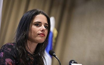 La ministre de la Justice Ayelet Shaked assiste à une conférence du barreau d'Israël à Jérusalem le 17 janvier 2019 (Noam Rivkin Fenton/Flash90)