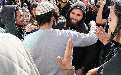 Un suspect dans l'affaire du meurtre d'Aisha Rabi est embrassé par l'un de ses soutiens devant la cour des magistrats de Rishon Lezion après son assignation à résidence, le 10 janvier 2019 (Crédit : Flash90)