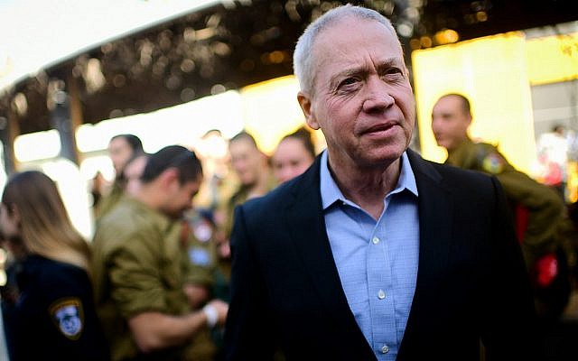 Le ministre de l'Immigration, Yoav Gallant, lors d'un événement à Tel Aviv pour les soldats isolés servant dans l'armée israélienne, le 24 janvier 2019. (Tomer Neuberg/Flash90) Le ministre de l'Immigration, Yoav Gallant, lors d'un événement à Tel Aviv pour les soldats isolés servant dans l'armée israélienne, le 24 janvier 2019. (Tomer Neuberg/Flash90)