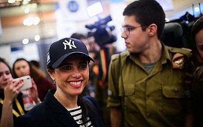 La ministre de la Justice Ayelet Shaked du parti HaYamin HaHadash lors d'un événement pour les soldats seuls à Tel Aviv, le 24 janvier 2019 (Crédit : Tomer Neuberg/Flash90)
