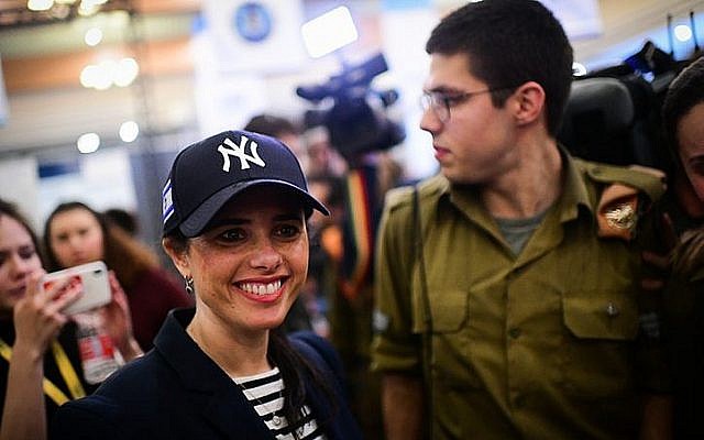 La ministre de la Justice Ayelet Shaked du parti HaYamin HaHadash lors d'un événement pour les soldats seuls à Tel Aviv, le 24 janvier 2019 (Crédit : Tomer Neuberg/Flash90) La ministre de la Justice Ayelet Shaked du parti HaYamin HaHadash lors d'un événement pour les soldats seuls à Tel Aviv, le 24 janvier 2019 (Crédit : Tomer Neuberg/Flash90)