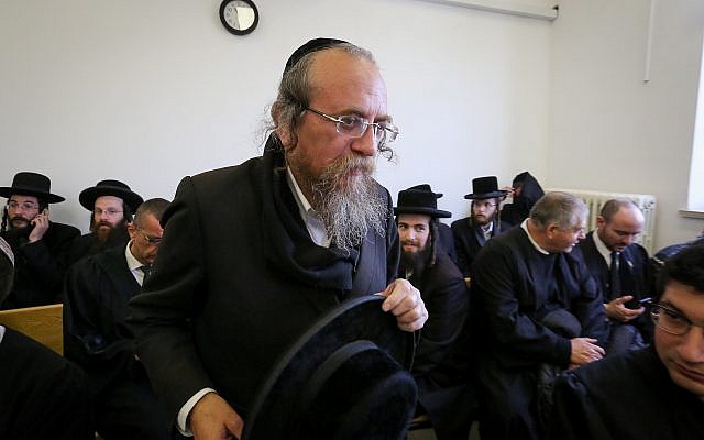 Matityahu Hirschman de “Kehillat Hamatmidim” arrive à la cour de district de Jérusalem pour entendre le verdict de son procès, le 24 janvier 2019. (Crédit : Yonatan Sindel/Flash90) Matityahu Hirschman de “Kehillat Hamatmidim” arrive à la cour de district de Jérusalem pour entendre le verdict de son procès, le 24 janvier 2019. (Crédit : Yonatan Sindel/Flash90)