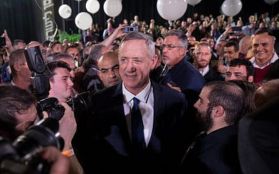 Benny Gantz arrive au meeting de lancement de campagne de son parti Hossen LeYisrael à Tel Aviv, le 29 janvier 2019. (Crédit : Hadas Parush/Flash90)